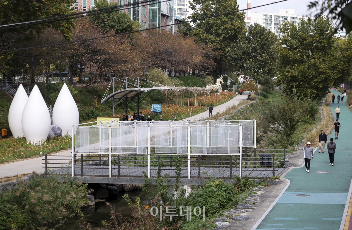 ▲16일 오후 서울 노원구 당현천 일대에 '2026 달빛산책' 조형물이 설치되어 있다. 이날 오후 18시 30분부터 노원구는 2026 달빛산책 개막 선언 및 점등식을 진행한다. '새로운 달'을 주제로 열리는 2026 노원 달빛산책은 공공미술 빛조각 축제로 국내 24개 팀의 아티스트가 참여해 빛과 조형 예술로 꾸며진 산책형 야간 전시다. 고성준 기자 joonko1@