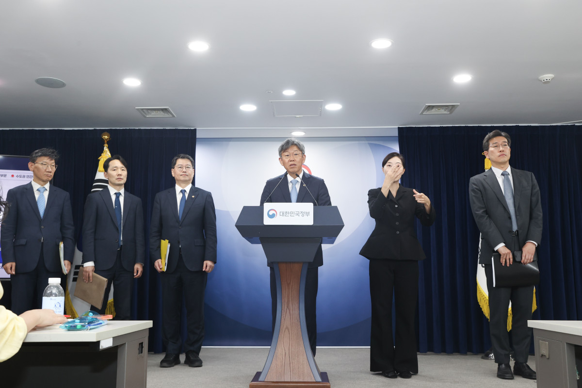 ▲김이탁 국토교통부 제1차관이 16일 정부서울청사에서 열린 주택공급 정례 브리핑에서 질의응답을 하고 있다. (사진제공=국토교통부)