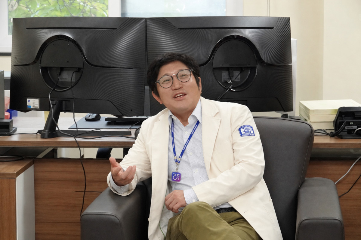 ▲김대진 가톨릭중앙의료원 정보융합진흥원장(정신건강의학과 교수)이 15일 서울 서초구 서울성모병원 집무실에서 이투데이와 만나 과학기술정보통신부 사업 ‘닥터앤서 3.0’와 병원의 AX에 대해 이야기하고 있다. (사진제공=서울성모병원)
