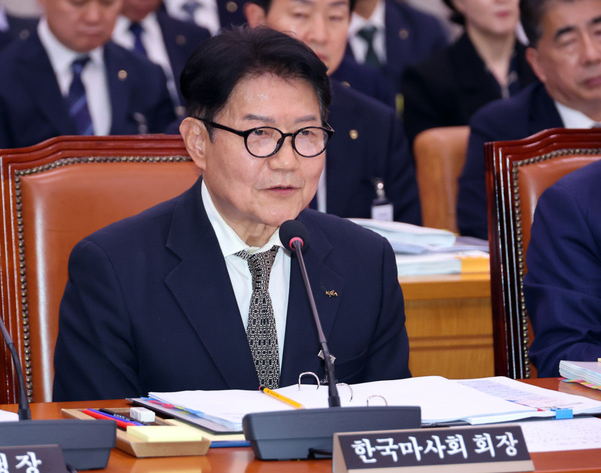 ▲우희종 한국마사회장이 16일 국회에서 열린 농림축산식품해양수산위원회 국정감사에서 위원 질문에 답하고 있다. (연합뉴스)