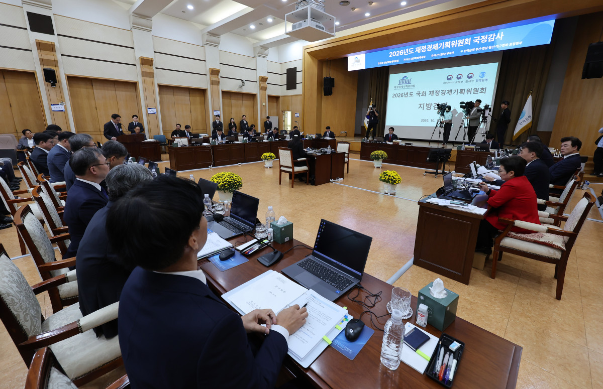▲16일 한국은행 대구경북본부본부에서 열린 국회 재정경제기획위원회의 동북·동남지방데이터청, 부산·대구지방국세청, 부산·대구본부세관, 한국은행 부산·경남·울산·대구경북·포항본부에 대한 국정감사가 열리고 있다. 2026.10.16 (사진=연합뉴스)