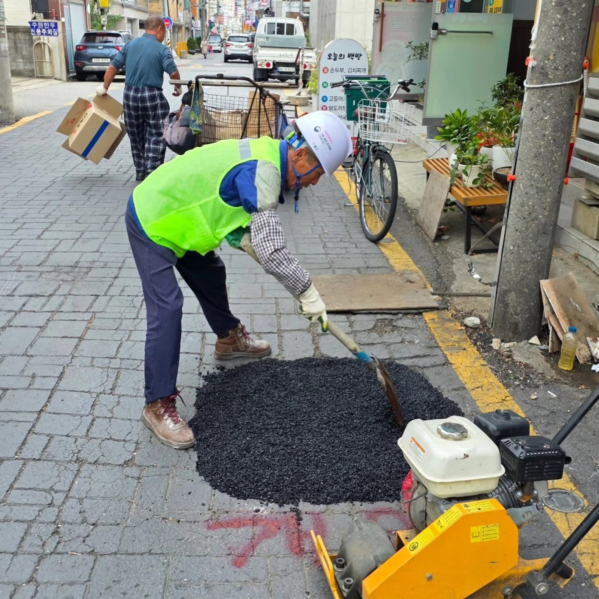 ▲팔달구 도로정비팀이 16일 수원시 팔달구 행궁동 일원의 파손된 보행 구간을 보수하고 있다. 홍은철 수원특례시의원은 통닭거리 축제를 하루 앞둔 15일 현장을 확인하고 정비를 요청했다. (홍은철 수원특례시의원 페이스북)