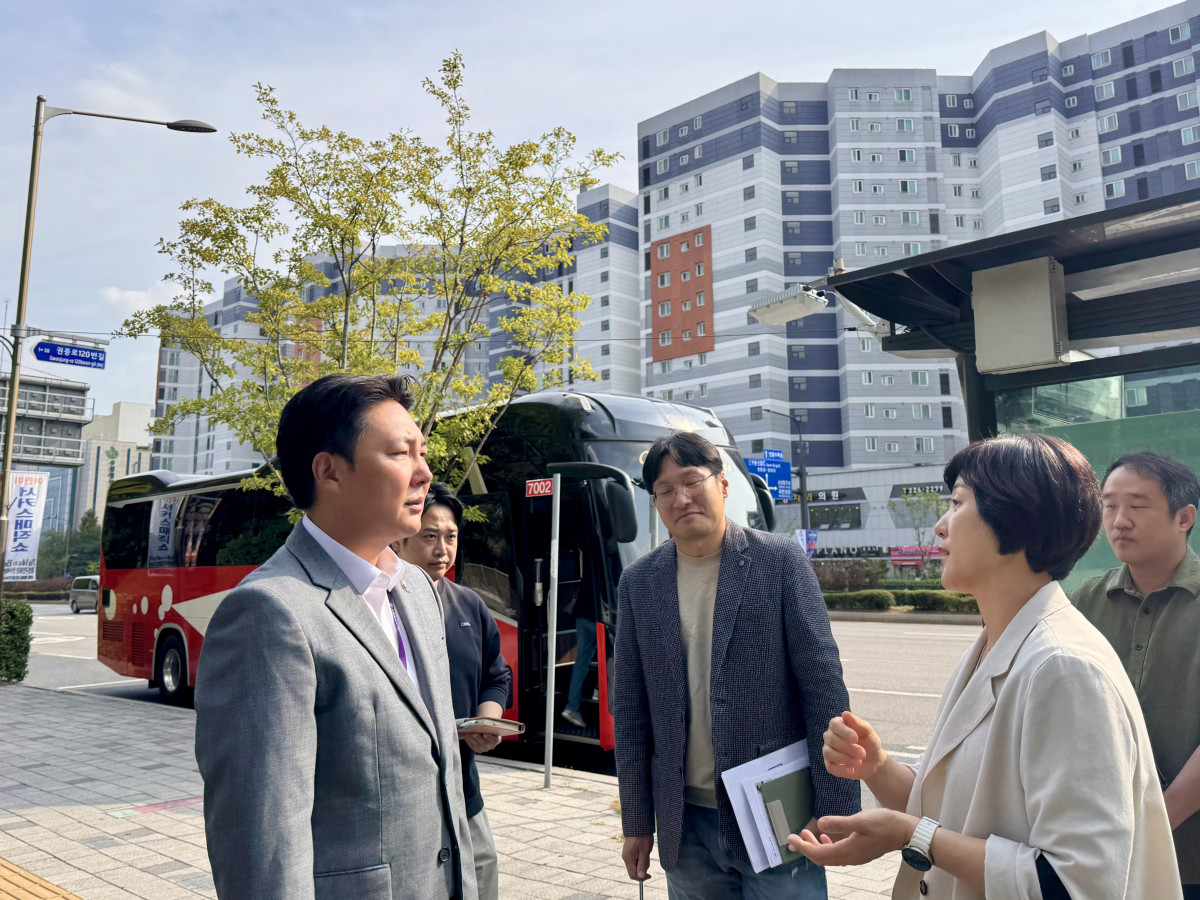 ▲이기범 수원특례시의원이 16일 수원시 권선구 선일초등학교 버스정류장에서 관계 공무원들과 스마트 정류장 설치 여건을 살피고 있다. (이기범 수원특례시의원실)