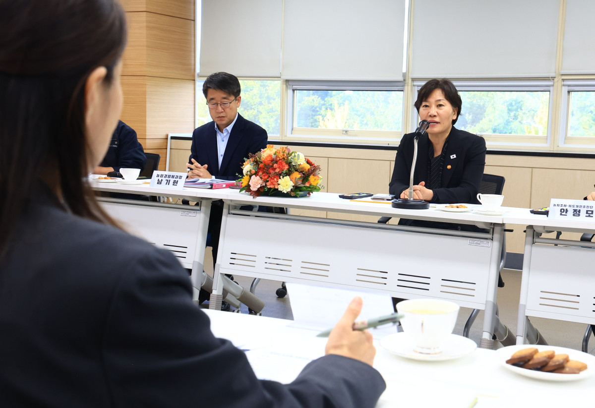 ▲송미령 농림축산식품부 장관이 16일 국립농산물품질관리원 경북지원을 찾아 농지 조사 담당 공무원·조사원들과 간담회를 하고 있다. (사진제공=농림축산식품부)