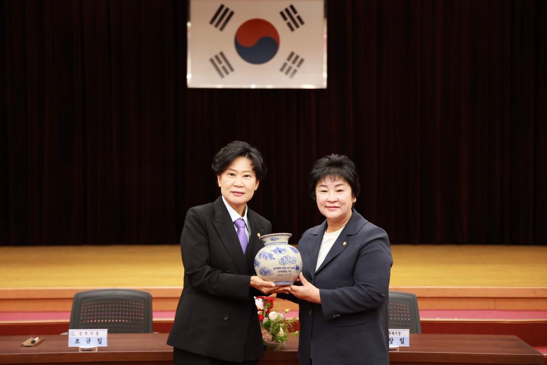 ▲장정순 용인특례시의회 의장과 박미경 진주시의회 의장이 16일 경남 진주시청 시민홀에서 열린 용인특례시·진주시 자매결연 협약식에서 기념품을 교환하고 있다. (용인특례시의회)