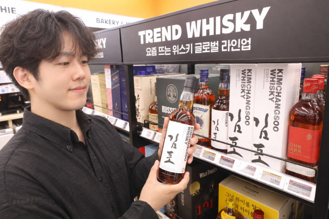 ▲이마트24, 김창수 위스키 '김포 2026 에디션' 판매. (사진제공=이마트24)