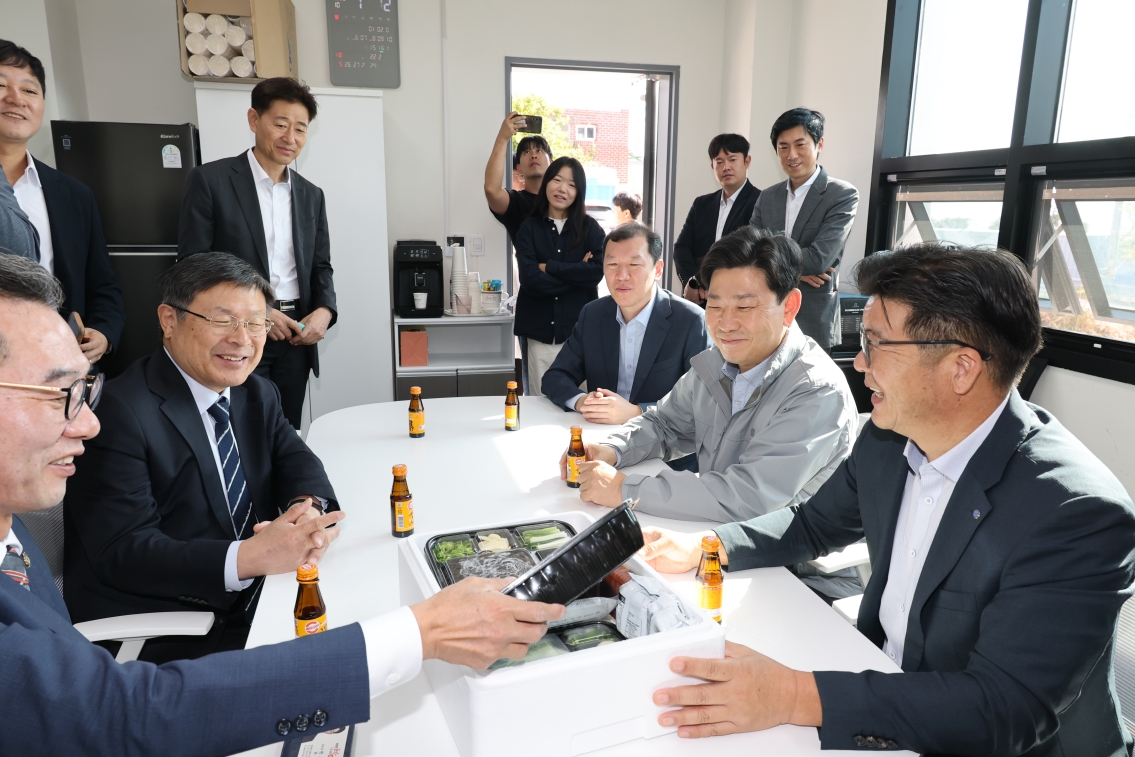 ▲포항시가 본격적인 과메기 출하 시기를 앞두고 16일 남구 구룡포읍 과메기 가공시설을 방문해 생산 준비 상황과 원료 수급 여건을 점검했다. (포항시)