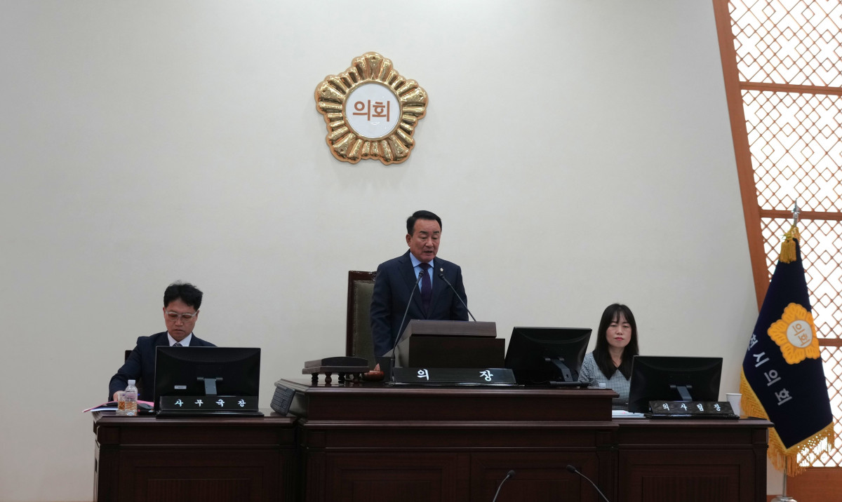 ▲영천시의회(의장 하기태)는 16일 제255회 임시회 제4차 본회의를 열고, 집행부 대상 주요업무보고 둘째 날 일정을 이어가며 시정 현안 점검을 지속했다. (영천시의회)