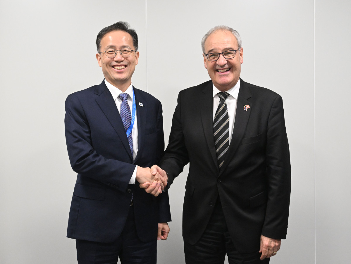 ▲국제통화기금(IMF)/세계은행(WB) 연차총회 및 주요 20개국(G20) 재무장관.중앙은행 총재 회의, 주요 7개국(G7) 재무장관.중앙은행 총재 회의 참석차 태국 방콕을 방문중인 이형일 부총리 겸 재정경제부 장관이 10월 16일(현지시간) 기 파믈랭 스위스 대통령과 면담에 앞서 악수하며 기념사진을 찍고 있다. (재정경제부)