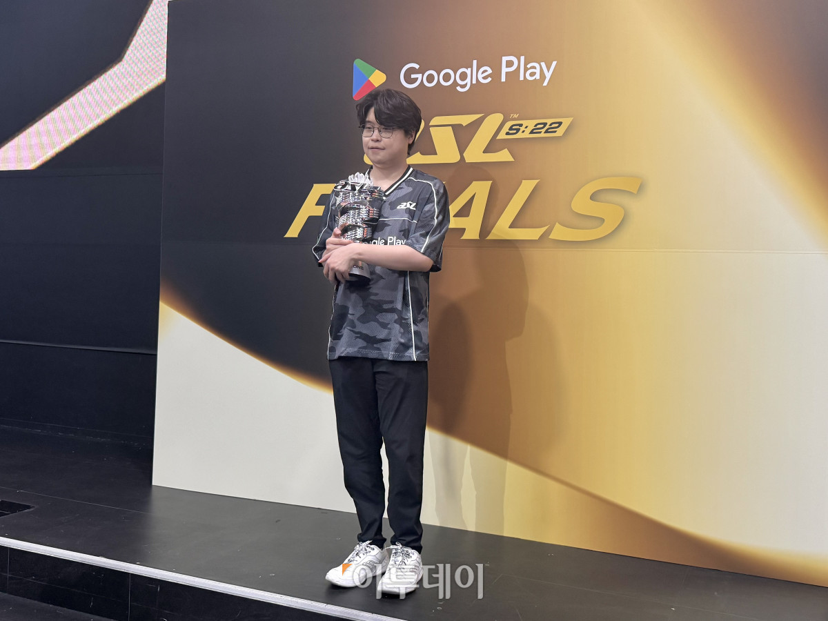 ▲17일 서울 송파구 잠실 롯데월드 아이스링크 특설무대에서 열린 ‘Google Play ASL 시즌22’ 결승전에서 우승한 ‘소울키’ 김민철이 트로피를 들고 기념촬영을 하고 있다. 김민철은 유영진을 세트 스코어 4-3으로 꺾고 대회 사상 최초로 통산 5회 우승을 달성했다. (노희주 기자 noit@)