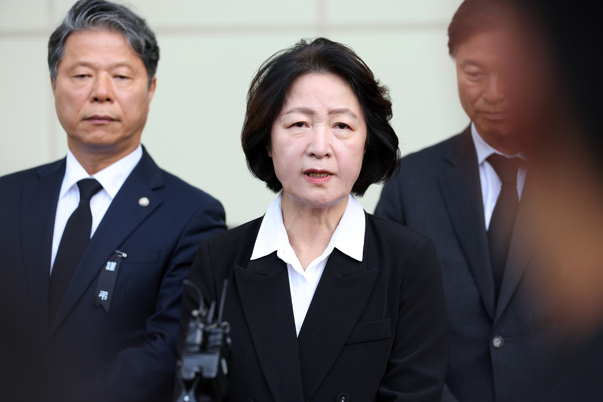 ▲추미애 경기도지사가 17일 경기 부천시 순천향대 부천병원 장례식장에서 고(故) 김진석 소방위의 빈소 조문을 마친 뒤 취재진의 질문에 답하고 있다. (경기도)