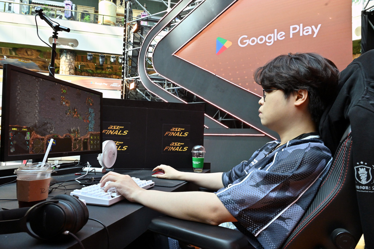 ▲17일 서울 송파구 잠실 롯데월드 아이스링크 특설무대에서 열린 ‘Google Play ASL 시즌22’ 결승전에서 ‘소울키’ 김민철이 경기에 집중하고 있다. 김민철은 유영진을 세트 스코어 4-3으로 제압하며 통산 5번째 우승을 차지했다. (사진제공=SOOP)