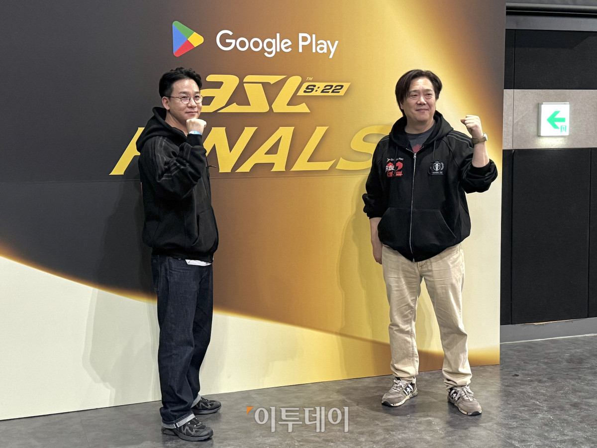 ▲17일 서울 송파구 잠실 롯데월드 아이스링크 특설무대에서 열린 ‘Google Play ASL 시즌22’ 결승전 현장에서 임일빈 SOOP e스포츠콘텐츠사업본부장(왼쪽)과 위영광 콘텐츠제작본부장(오른쪽)이 기념촬영을 하고 있다. (노희주 기자 noit@)