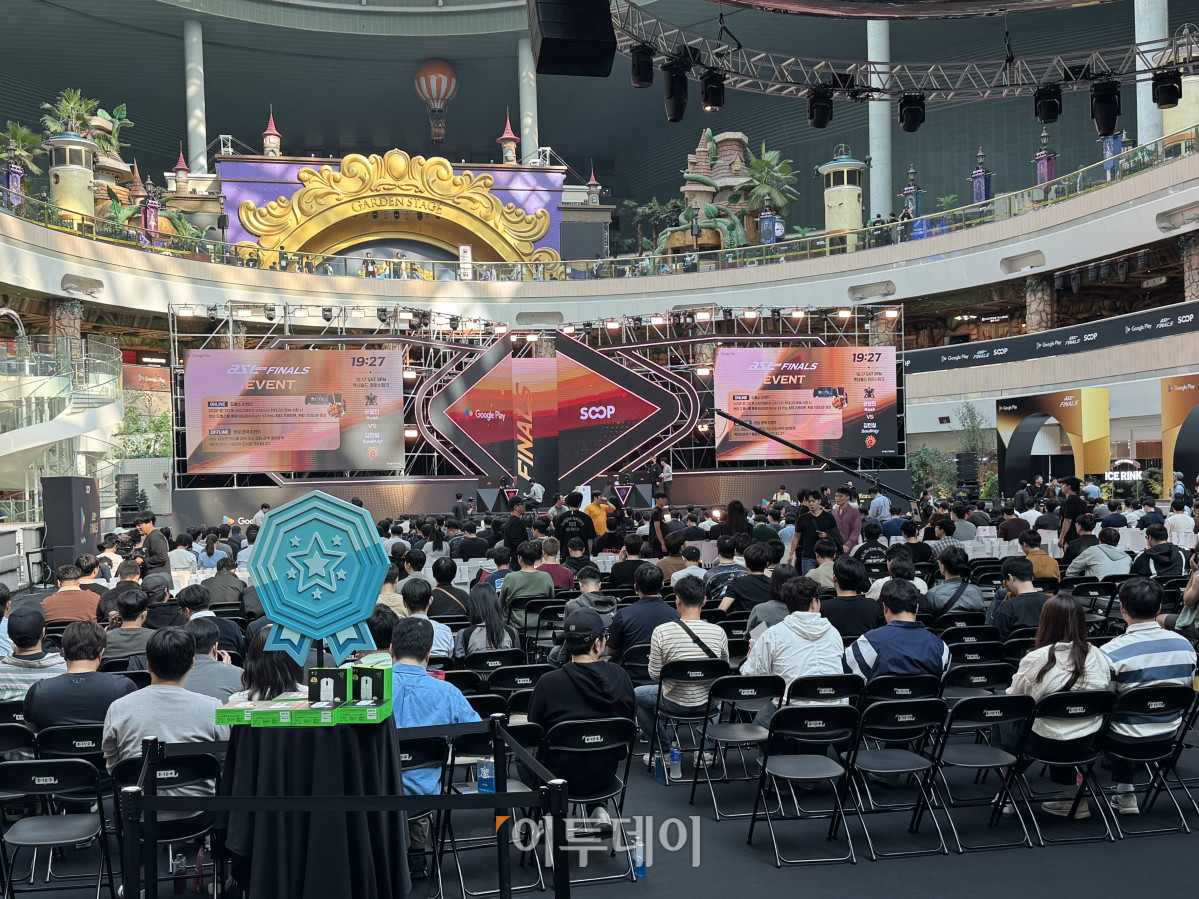▲17일 서울 송파구 잠실 롯데월드 아이스링크 특설무대에서 열린 ‘Google Play ASL 시즌22’ 결승전 현장. 경기장에 마련된 대형 무대 앞에 관람객들이 자리하고 있다. 이날 결승전에서는 김민철이 유영진을 세트 스코어 4-3으로 꺾고 대회 사상 최초로 통산 5회 우승을 달성했다. (노희주 기자 noit@)