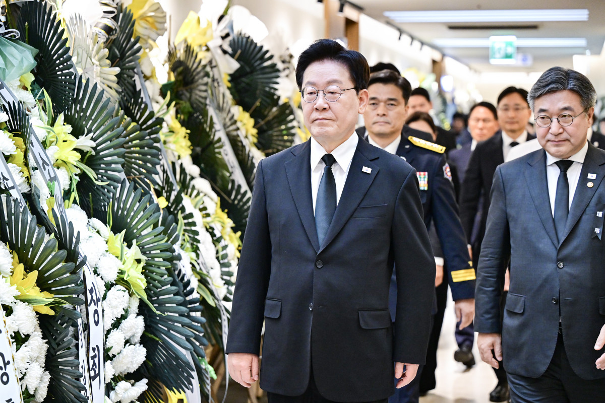 ▲이재명 대통령이 17일 경기도 부천 공장 화재 현장에서 순직한 고(故) 김진석 소방위의 빈소를 조문하고 있다. (연합뉴스)