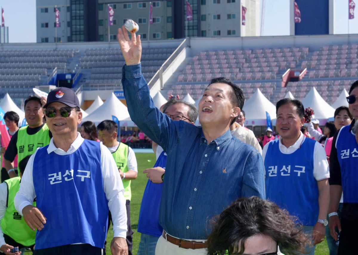 ▲이재준 수원특례시장이 17일 수원종합운동장에서 열린 제70회 수원특례시 한마음체육대회에서 공을 향해 팔을 뻗고 있다. (이재준 수원특례시장 페이스북)