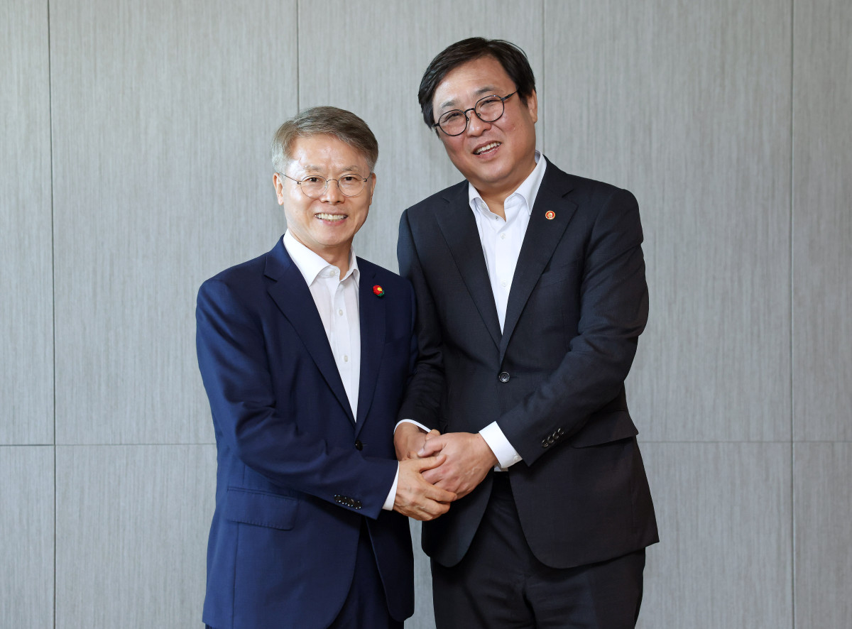 ▲최휘영 문화체육관광부 장관이 17일 전남광주 여수시 소노캄 호텔에서 민형배 전남광주통합특별시장을 만나 기념촬영을 하고 있다. (문체부)