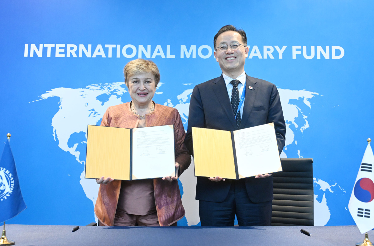 ▲국제통화기금(IMF)/세계은행(WB) 연차총회 및 주요 20개국(G20) 재무장관.중앙은행 총재 회의, 주요 7개국(G7) 재무장관.중앙은행 총재 회의 참석차 태국 방콕을 방문중인 이형일 경제부총리 겸 재정경제부 장관이 10월 17일(현지시간) 퀸시리낏 컨벤션센터(QSNCC)에서 크리스탈리나 게오르기에바 국제통화기금(IMF) 총재와 글로벌 AI허브 및 역량개발 파트너쉽 지속 의향서에 서명하고 기념사진을 찍고 있다. (재정경제부)