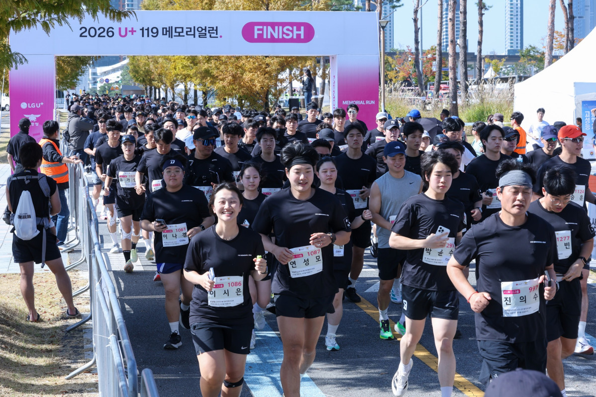 ▲U+119 메모리얼런 2026 참가자들이 출발선을 지나 달리기를 시작하는 모습. (사진제공=LG유플러스)