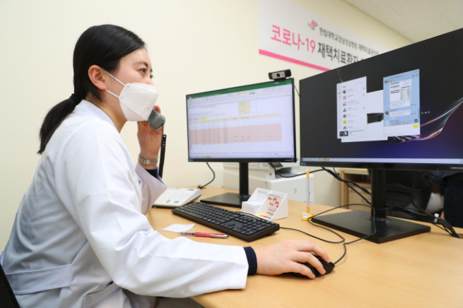 ▲2021년 코로나19 발생 당시 서울 영등포구 한림대강남성심병원에서 의료진이 비대면진료를 통해 환자 상태를 파악하고 있다. (사진제공=보건복지부)
