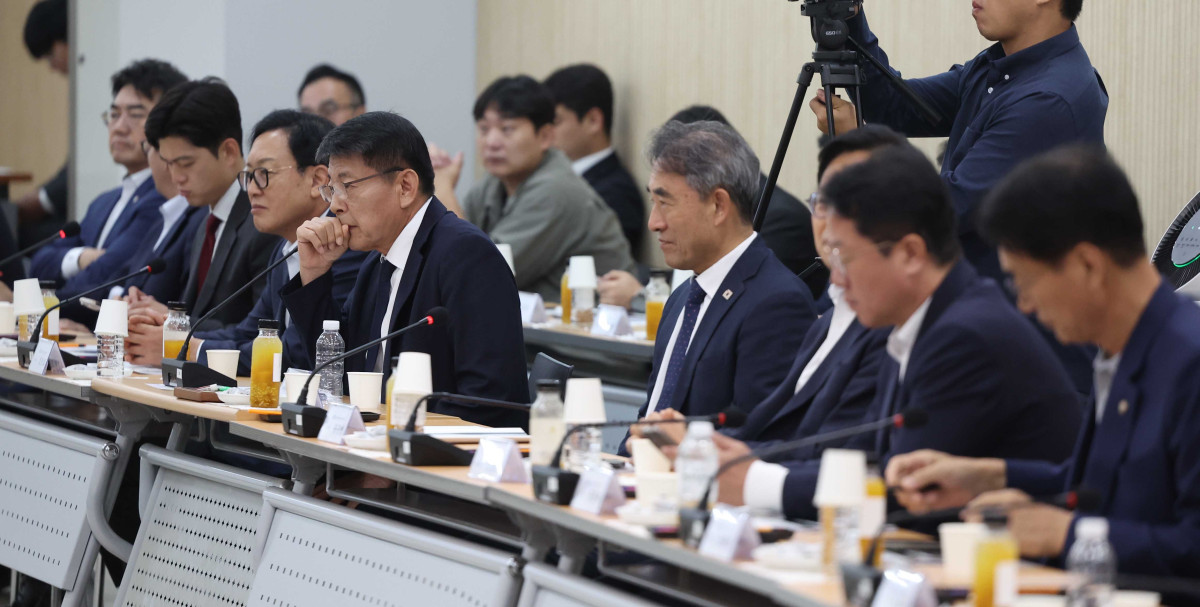 ▲서삼석 국회 농림축산식품해양수산위원장 등이 13일 경남 김해시 주촌면 부경양돈농협축산물종합유통센터에서 열린 국회 농해수위 국정감사 현장 시찰에서 피감기관 발언을 경청하고 있다. (연합뉴스)