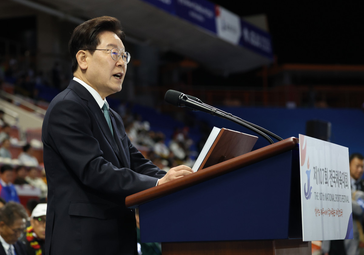 ▲이재명 대통령이 16일 제주월드컵경기장에서 열린 제107회 전국체육대회 개회식에서 기념사를 하고 있다. 사진=연합뉴스