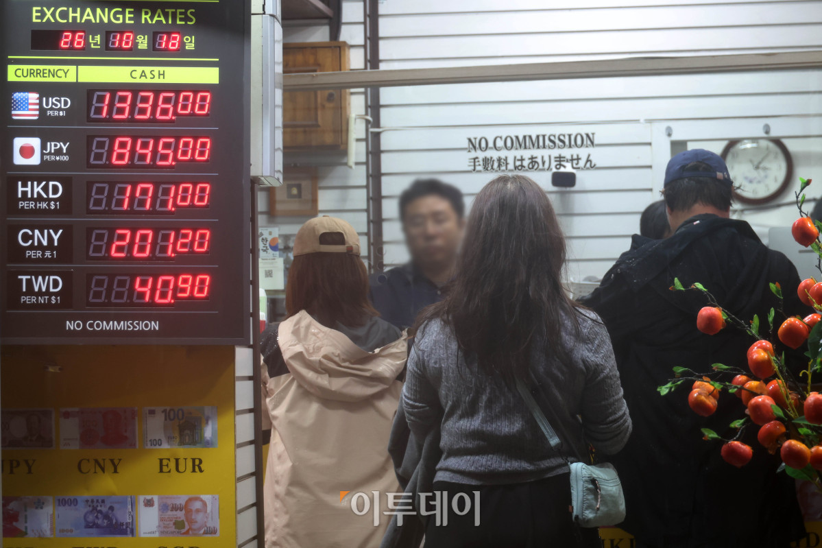 ▲18일 서울 명동 거리의 한 환전소에서 관광객들이 환전을 하고 있다. 고이란 기자 photoeran@