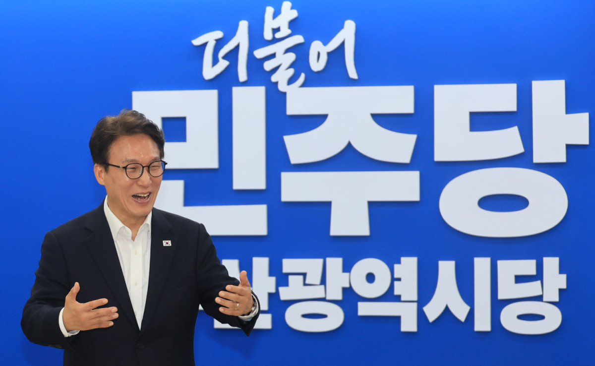 ▲더불어민주당 김민석 대표가 18일 오후 부산 동구 민주당 부산시당사에 방문해 같은당 부산 기초단체장들과 이야기하며 활짝 웃고 있다. 사진=연합뉴스