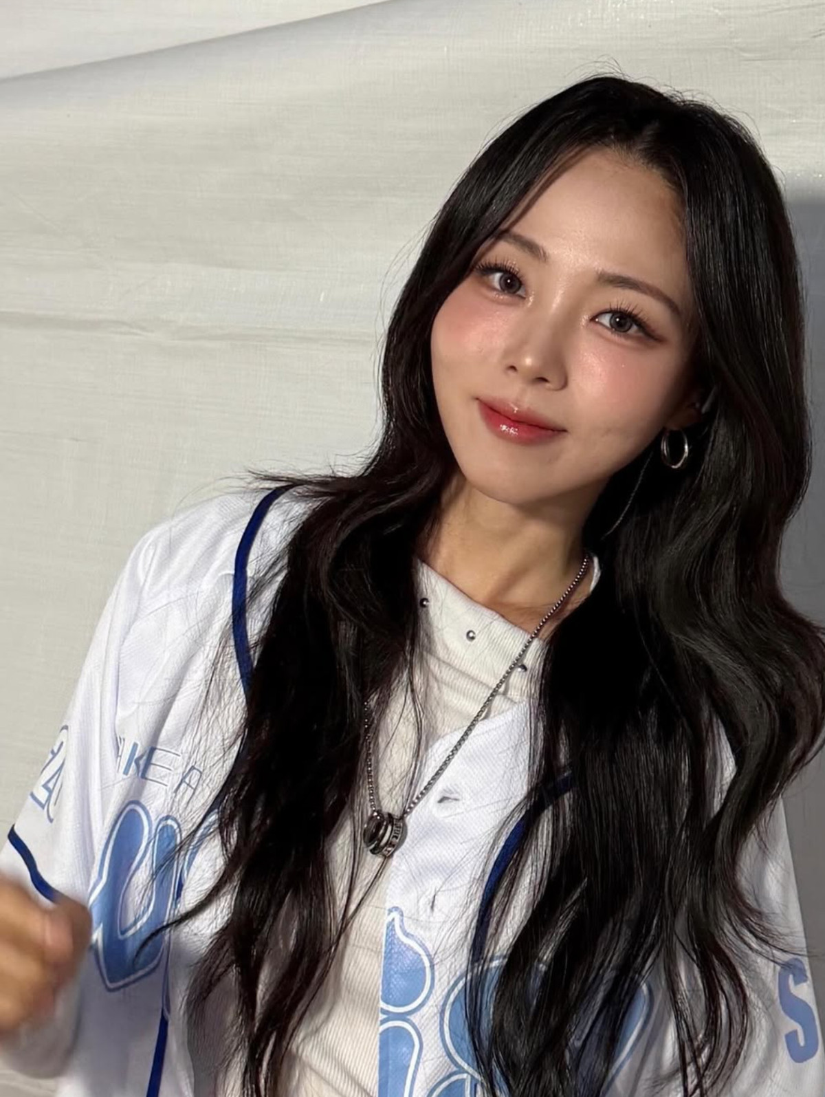 ▲더불어민주당 김민석 대표의 인사로 무대가 중단된 가수 HYNN(흰·박혜원). (출처=박혜원SNS)