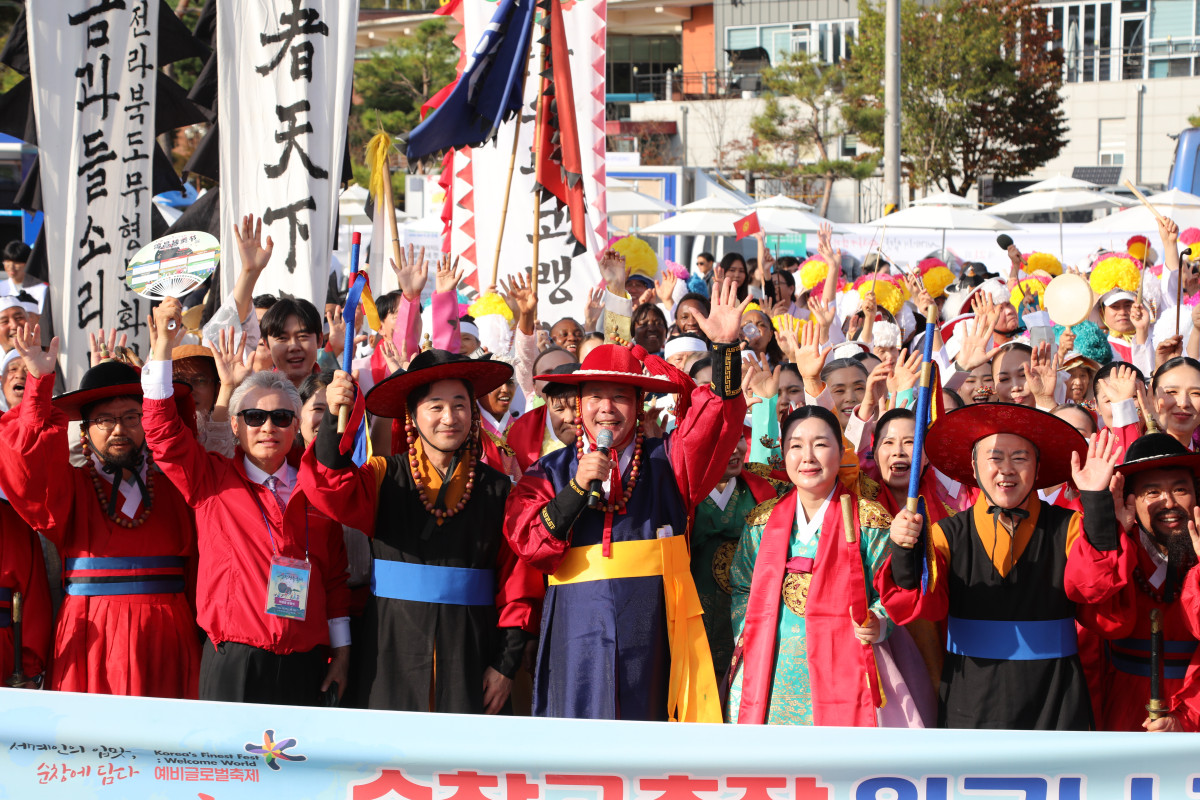 ▲제21회 순창장류축제에서 전통의상을 입은 참가자들이 관람객들과 함께 축제 분위기를 즐기고 있다. (사진제공=순창군)