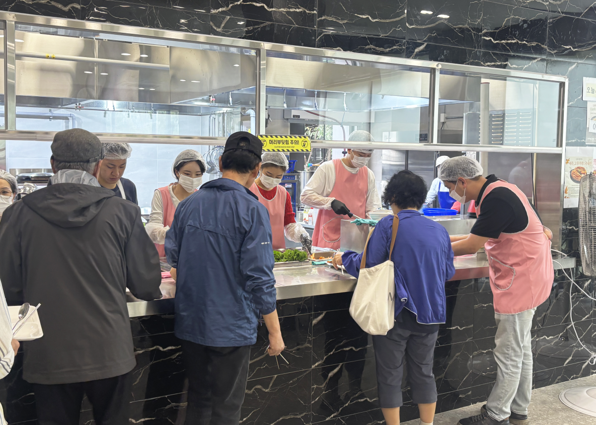▲12일 서울 강서구 마곡어르신복지관에서 트리니티항공 임직원 봉사동호회 쉼’봉사 소속 임직원들이 어르신들에게 배식 봉사를 하고 있다. (사진=트리니티항공)