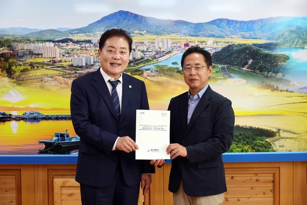▲사순문(왼쪽) 장흥군수가 백승호 익산지방국토관리청장에게 현안 사업을 건의한 뒤 기념 촬영을 하고 있다. (장흥군)