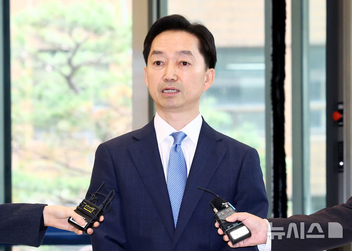 ▲김지용 초대 중대범죄수사청장이 19일 서울 중구 중수청으로 출근하며 도어스테핑을 하고 있다. (뉴시스)