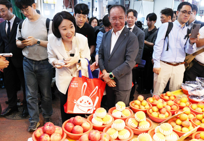 ▲이소영 신임 중소벤처기업부 장관이 지난달 23일 경기 수원시 팔달구 못골시장을 방문해 상인들에게 인사를 하고 있다. 2026.09.23. (뉴시스)