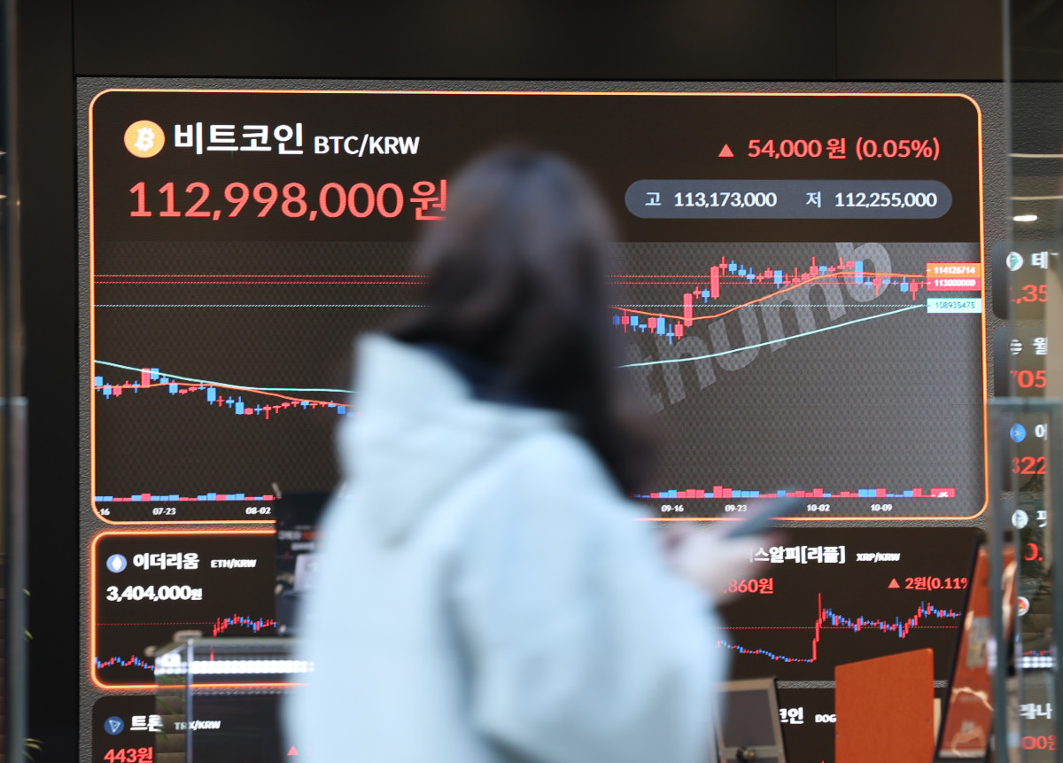 ▲서울 서초구 가상자산 거래소 빗썸 라운지 전광판에 비트코인 등의 시세가 표시돼있다. (연합뉴스)