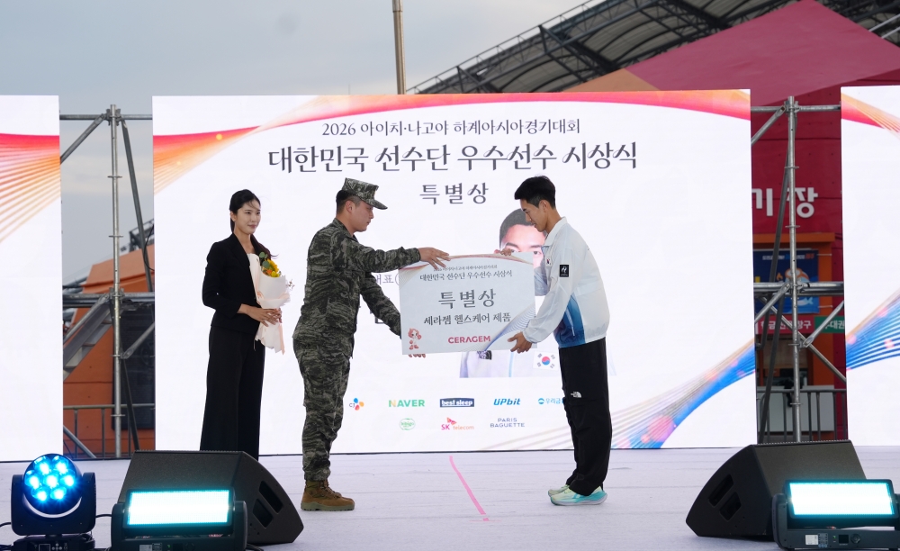 ▲아시안게임 우수선수 시상식에서 해병대 이종훈 상사(왼쪽)가 육상 박민호 선수에게 세라젬 헬스케어 제품을 부상으로 수여하고 있다. (사진제공=세라젬)