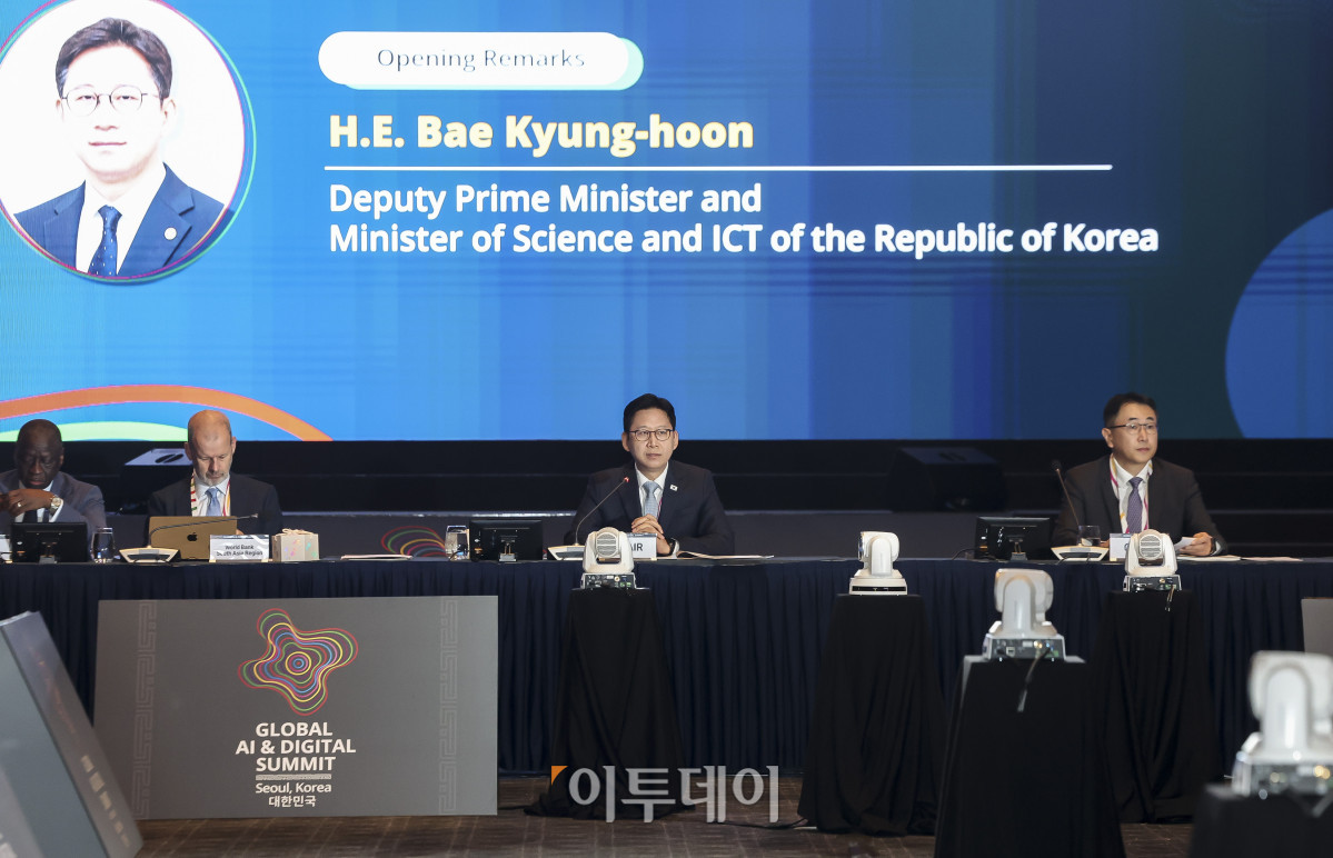 ▲배경훈 부총리 겸 과학기술정보통신부 장관이 19일 오전 서울 용산구 그랜드 하얏트 서울에서 열린 글로벌AI·디지털 장관 회의에서 환영사를 하고 있다. 고성준 기자 joonko1@