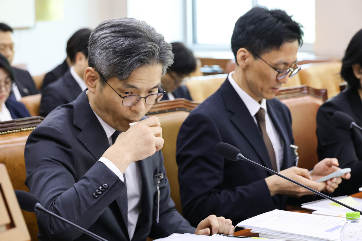 ▲박철우 서울중앙지방공소청장이 19일 국회 법제사법위원회에서 열린 서울고검 등에 대한 국정감사에서 물을 마시고 있다. (연합뉴스)