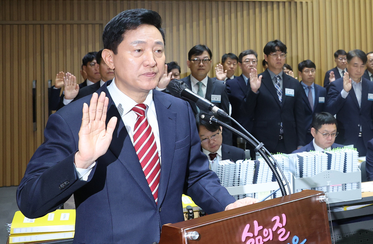 ▲오세훈 서울시장이 19일 오전 서울 중구 서울시청에서 열린 국회 국토교통위원회 서울시 국정감사에 참석해 선서를 하고 있다. 2026.10.19. (뉴시스)