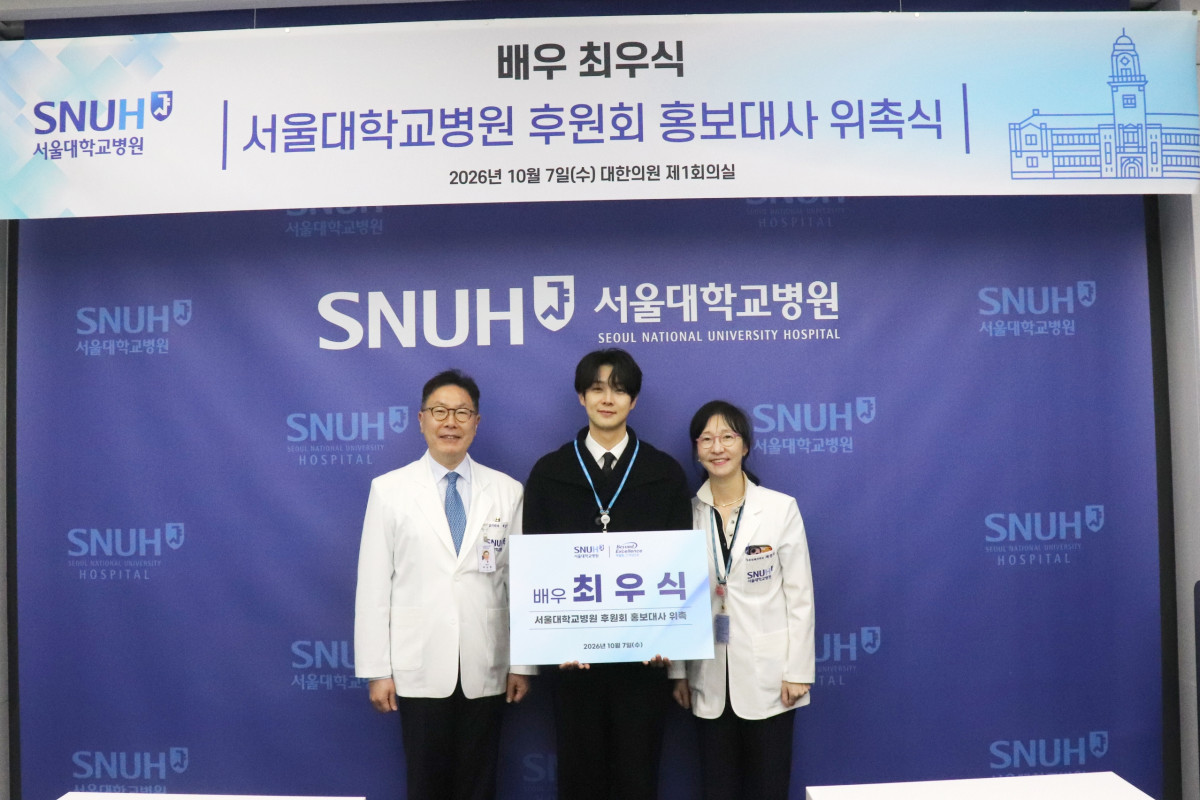 ▲왼쪽부터 백남종 서울대병원장, 최우식 홍보대사, 채종희 서울대어린이병원장 (사진제공=서울대병원)