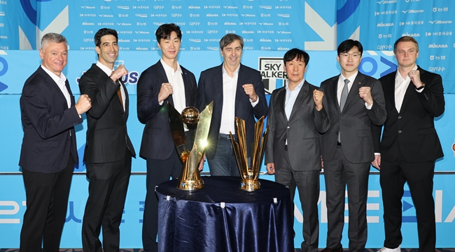 ▲8일 서울 강남구 호텔 리베라 청담에서 열린 2026-2027시즌 V리그 남자부 미디어데이에서 각 구단 감독들이 기념촬영을 하고 있다. 왼쪽부터 헤난 달 조토 대한항공 감독, 이사나예 라미레스 KB손해보험 감독, 박철우 우리카드 감독, 필리프 블랑 현대캐피탈 감독, 신영철 OK저축은행 감독, 석진욱 한국전력 감독, 토미 틸리카이넨 삼성화재 감독. (연합뉴스)
