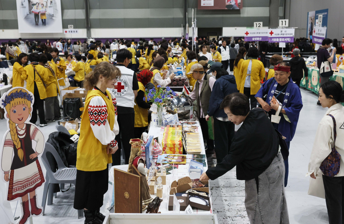 ▲19일 서울 강남구 코엑스에서 열린 연말 취약계층 지원 기금 마련을 위한 ‘2026 적십자 바자회’ 행사장이 참석자들로 붐비고 있다. 올해로 43회째를 맞은 적십자 바자회는 정부부처와 금융기관, 공공기관, 주한 외교대사관 및 기업 등이 물품 판매와 기부에 참여하고, 시민들의 구매로 마련한 수익금을 어려운 이웃을 위해 사용하는 자선행사다. 신태현 기자 holjjak@