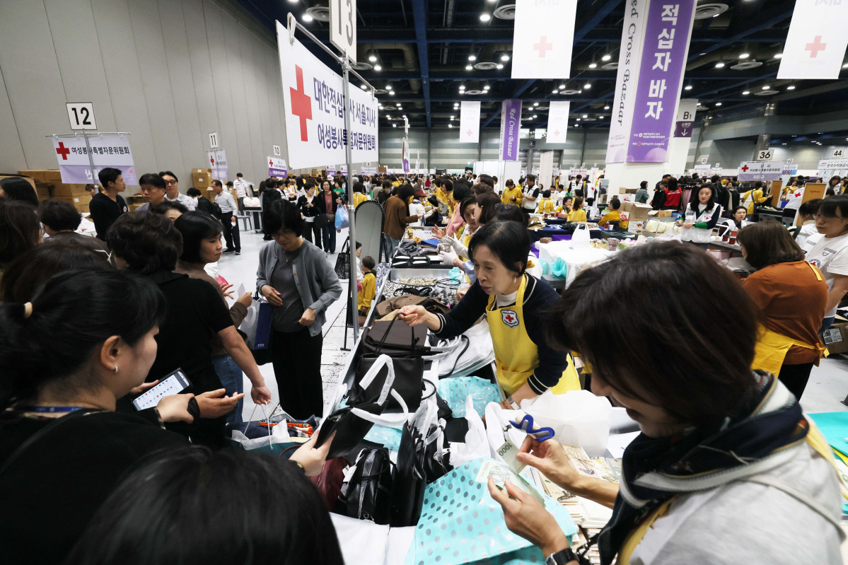 ▲19일 서울 강남구 코엑스에서 열린 연말 취약계층 지원 기금 마련을 위한 ‘2026 적십자 바자회’ 행사장이 참석자들로 붐비고 있다. 올해로 43회째를 맞은 적십자 바자회는 정부부처와 금융기관, 공공기관, 주한 외교대사관 및 기업 등이 물품 판매와 기부에 참여하고, 시민들의 구매로 마련한 수익금을 어려운 이웃을 위해 사용하는 자선행사다. 신태현 기자 holjjak@