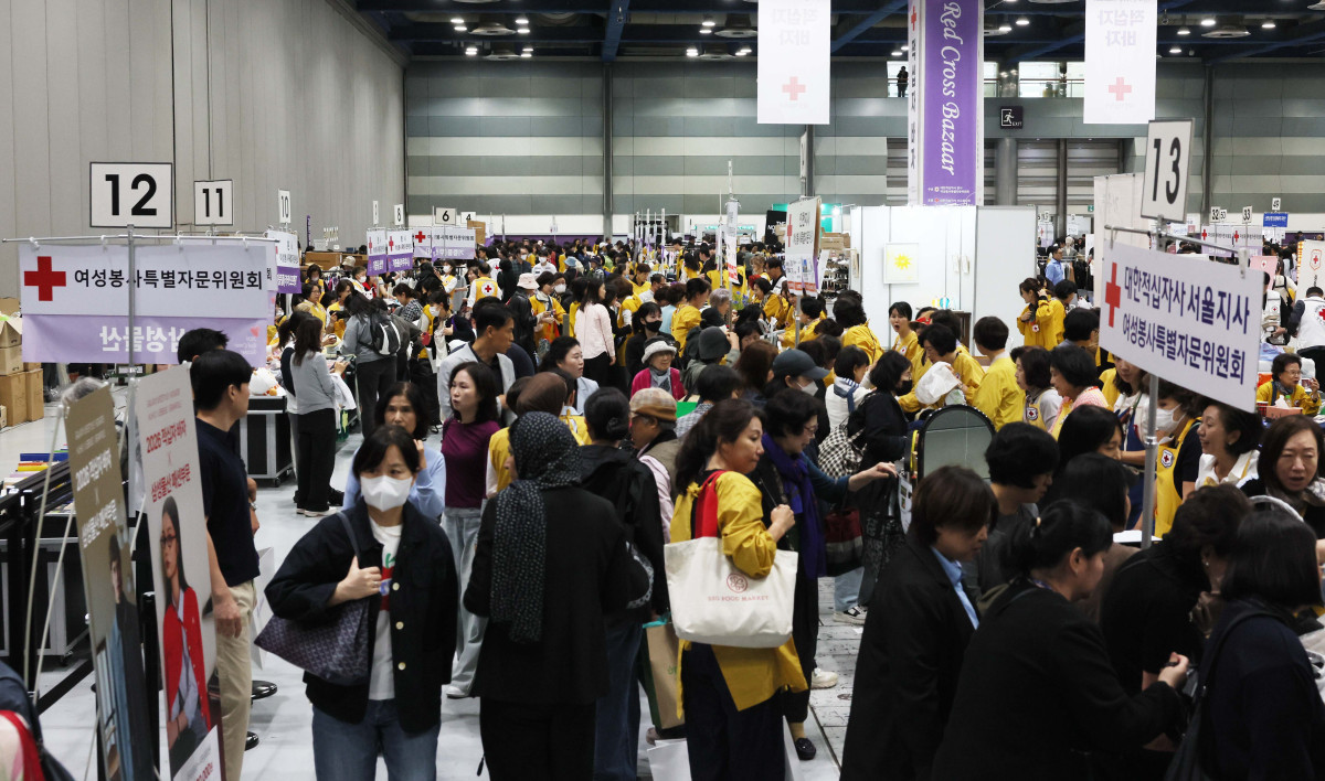 ▲19일 서울 강남구 코엑스에서 열린 연말 취약계층 지원 기금 마련을 위한 ‘2026 적십자 바자회’ 행사장이 참석자들로 붐비고 있다. 올해로 43회째를 맞은 적십자 바자회는 정부부처와 금융기관, 공공기관, 주한 외교대사관 및 기업 등이 물품 판매와 기부에 참여하고, 시민들의 구매로 마련한 수익금을 어려운 이웃을 위해 사용하는 자선행사다. 신태현 기자 holjjak@