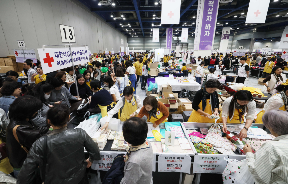 ▲19일 서울 강남구 코엑스에서 열린 연말 취약계층 지원 기금 마련을 위한 ‘2026 적십자 바자회’ 행사장이 참석자들로 붐비고 있다. 올해로 43회째를 맞은 적십자 바자회는 정부부처와 금융기관, 공공기관, 주한 외교대사관 및 기업 등이 물품 판매와 기부에 참여하고, 시민들의 구매로 마련한 수익금을 어려운 이웃을 위해 사용하는 자선행사다. 신태현 기자 holjjak@