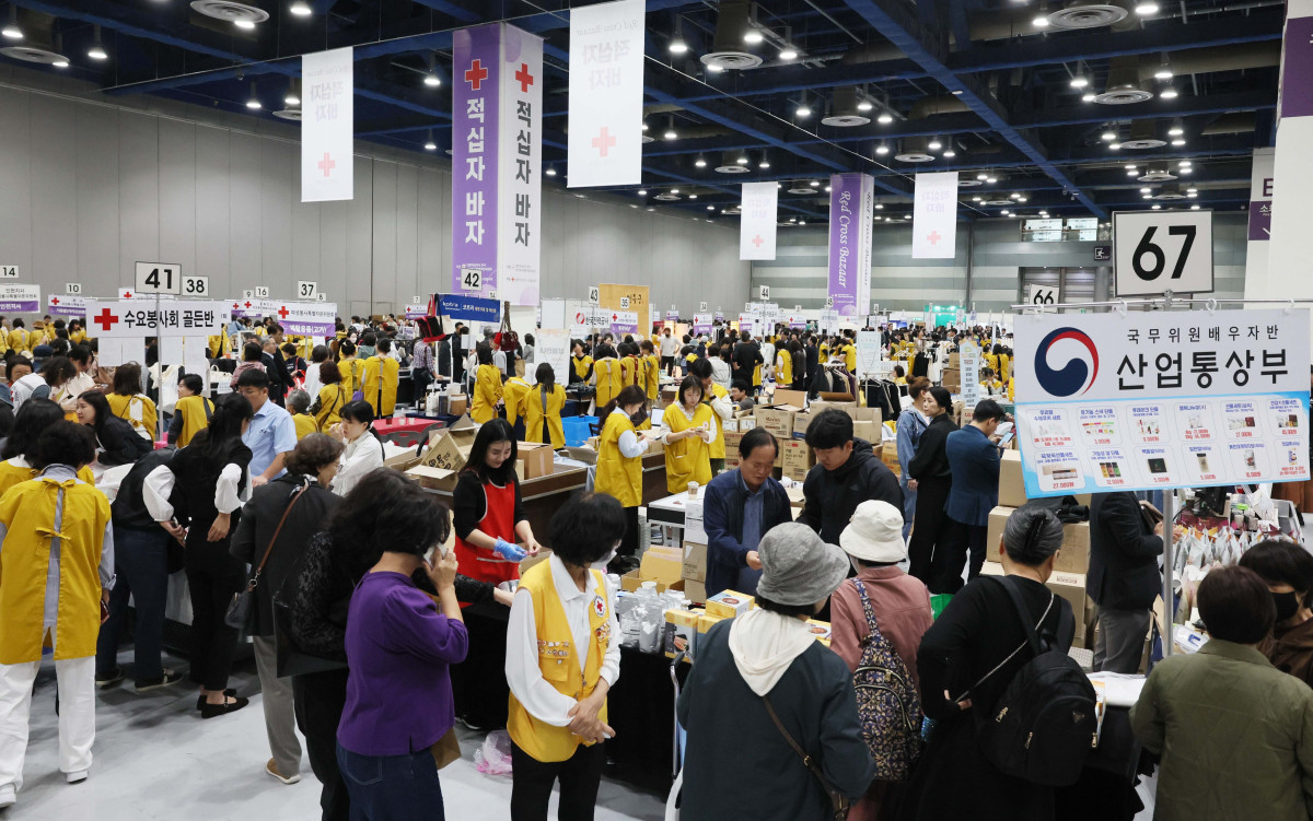 ▲19일 서울 강남구 코엑스에서 열린 연말 취약계층 지원 기금 마련을 위한 ‘2026 적십자 바자회’ 행사장이 참석자들로 붐비고 있다. 올해로 43회째를 맞은 적십자 바자회는 정부부처와 금융기관, 공공기관, 주한 외교대사관 및 기업 등이 물품 판매와 기부에 참여하고, 시민들의 구매로 마련한 수익금을 어려운 이웃을 위해 사용하는 자선행사다. 신태현 기자 holjjak@