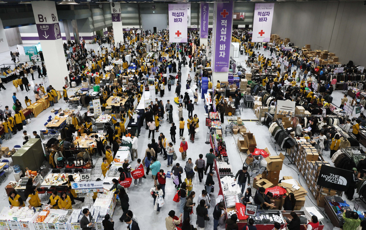 ▲19일 서울 강남구 코엑스에서 열린 연말 취약계층 지원 기금 마련을 위한 ‘2026 적십자 바자회’ 행사장이 참석자들로 붐비고 있다. 올해로 43회째를 맞은 적십자 바자회는 정부부처와 금융기관, 공공기관, 주한 외교대사관 및 기업 등이 물품 판매와 기부에 참여하고, 시민들의 구매로 마련한 수익금을 어려운 이웃을 위해 사용하는 자선행사다. 신태현 기자 holjjak@