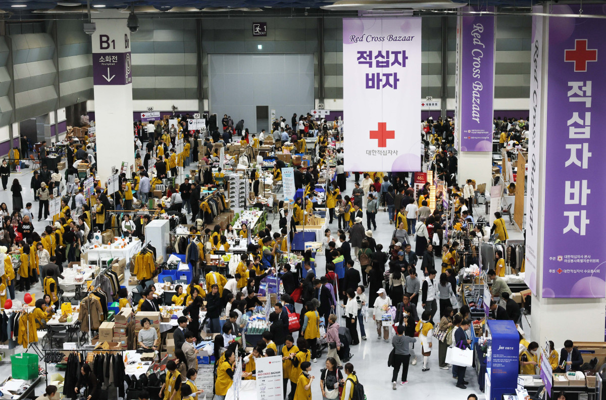 ▲19일 서울 강남구 코엑스에서 열린 연말 취약계층 지원 기금 마련을 위한 ‘2026 적십자 바자회’ 행사장이 참석자들로 붐비고 있다. 올해로 43회째를 맞은 적십자 바자회는 정부부처와 금융기관, 공공기관, 주한 외교대사관 및 기업 등이 물품 판매와 기부에 참여하고, 시민들의 구매로 마련한 수익금을 어려운 이웃을 위해 사용하는 자선행사다. 신태현 기자 holjjak@