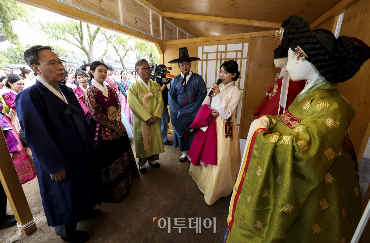 ▲19일 서울 경복궁 경회루 앞에서 열린 '한복 바르게 입기 캠페인'에서 김영수 문화체육관광부 제1차관이 행사 부스에 전시된 전통 한복을 둘러보고 있다. 문화체육관광부는 이번 행사를 통해 전통한복의 형태와 올바른 착용법에 대해 알린다. 고성준 기자 joonko1@