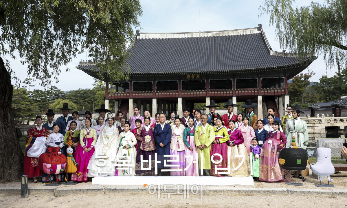 ▲19일 서울 경복궁 경회루 앞에서 열린 '한복 바르게 입기 캠페인'에서 김영수 문화체육관광부 제1차관을 비롯한 참석자들이 기념촬영을 하고 있다. 문화체육관광부는 이번 행사를 통해 전통한복의 형태와 올바른 착용법에 대해 알린다. 고성준 기자 joonko1@
